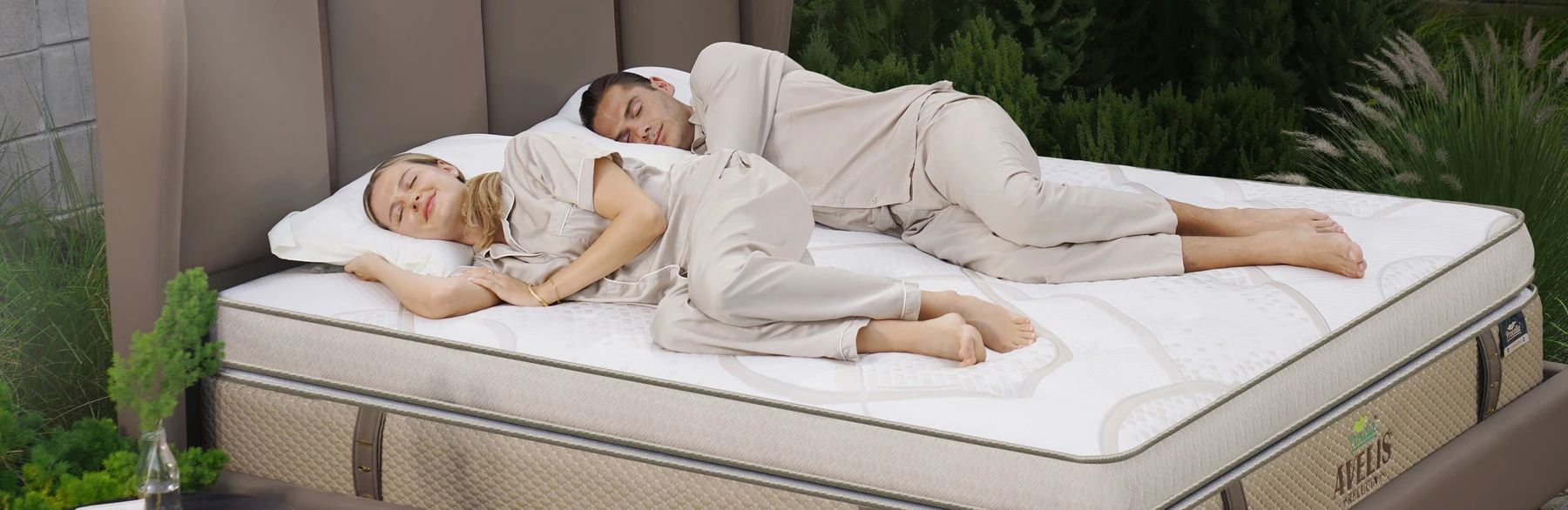 Diciptakan untuk kenyamanan tidur setiap hari dengan material berkualitas dan teknologi pilihan seperti Zero Gravity Elevation, Wool Camel Fiber Comfort, CoolBreeze System, serta 3 Zone Pedic Latex Support System.
