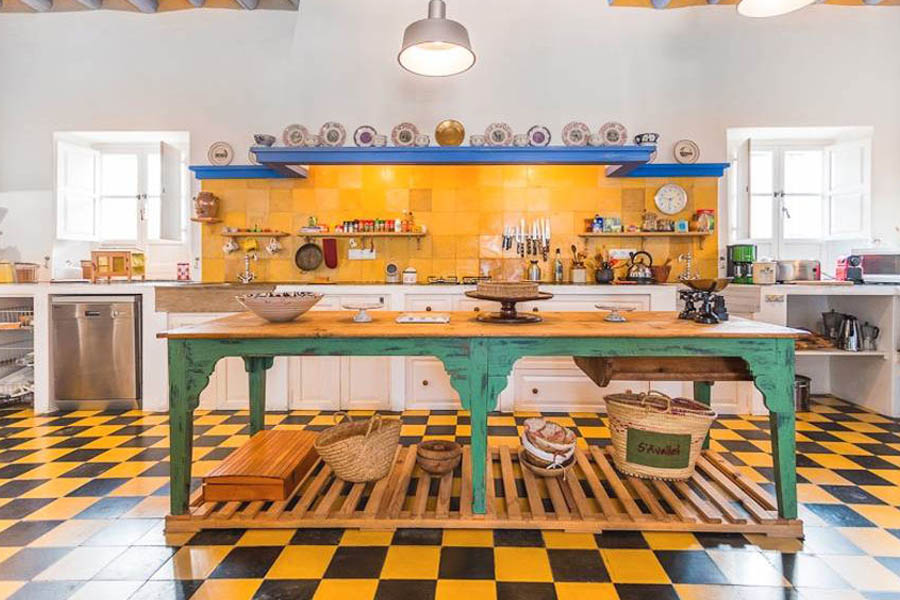 Dapur Sederhana dengan Kombinasi Warna Terang