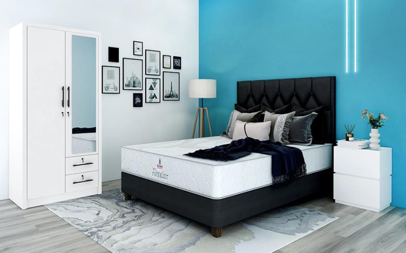 Dekorasi Dinding yang Meriah kamar sederhana