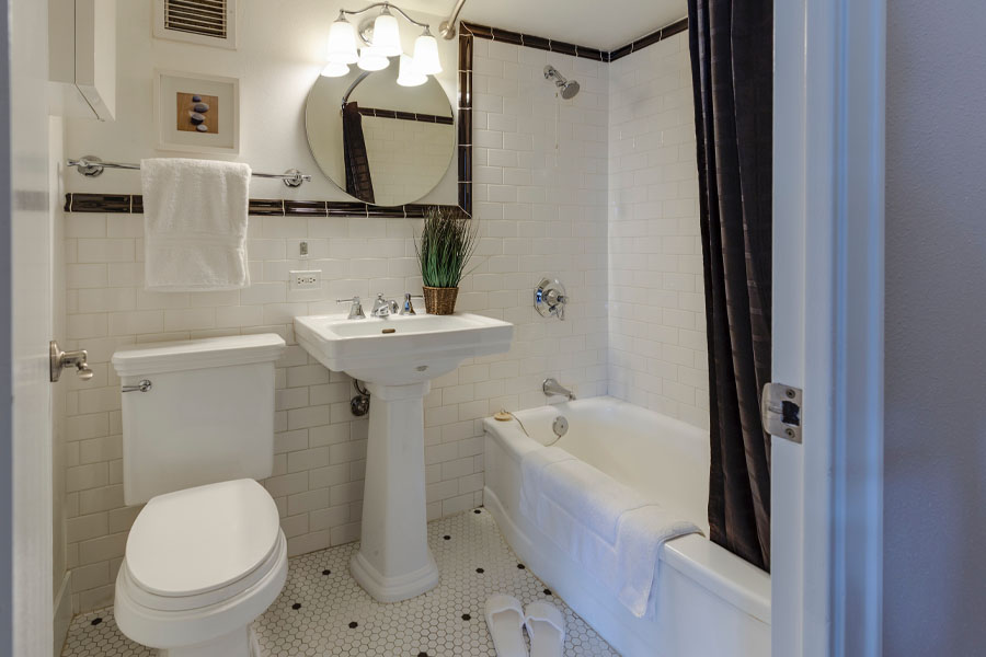 Desain Kamar Mandi Simple dengan Kloset Duduk