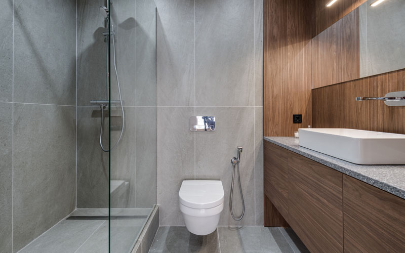 Desain Kamar Mandi ukuran 2x3 dengan Dinding Kaca
