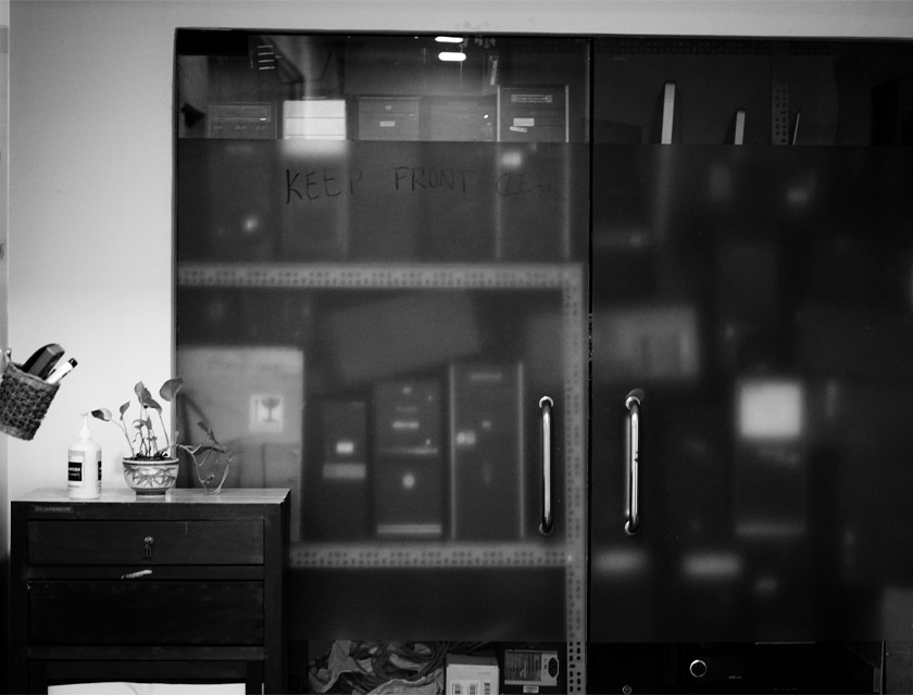 Gunakan Furniture Serbaguna untuk menghemat ruang kerja