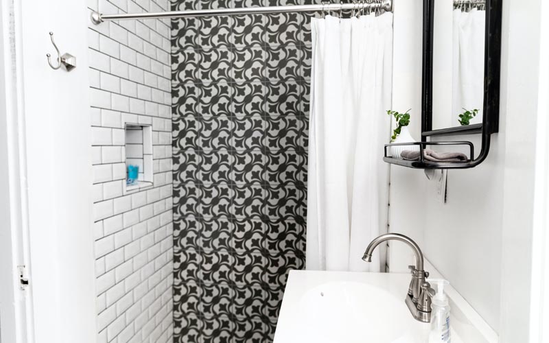 Kamar Mandi Minimalis Monokrom minimalist