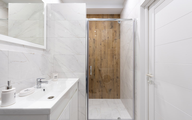 Kamar Mandi ukuran 2x3 dengan Aksen Kayu