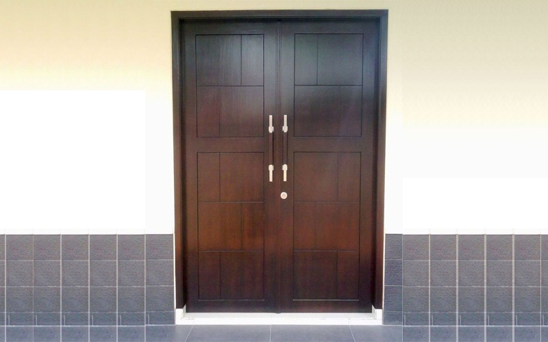 Model 2 Pintu Besar rumah minimalis