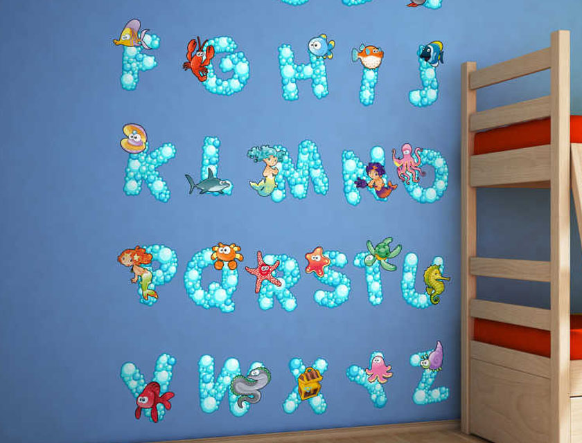 Tempat Tidur dengan Stiker dan Wallpaper Lucu