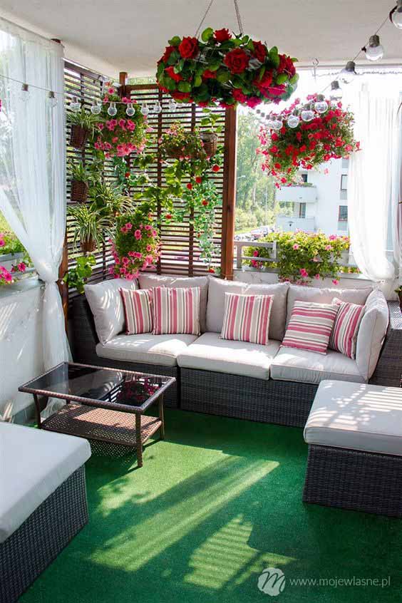 balkon indoor rumah minimalist karpet hijau