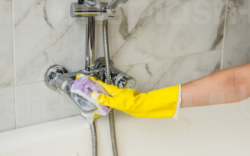 membersihkan kamar mandi Noda Karat di Kran Air/Shower
