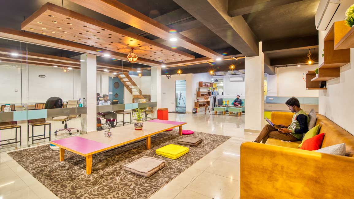 kombinasi warna tembok kantor dengan warna furniture