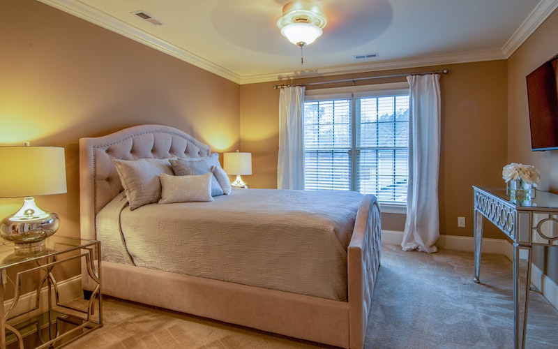 cat warna gold untuk kamar romantis