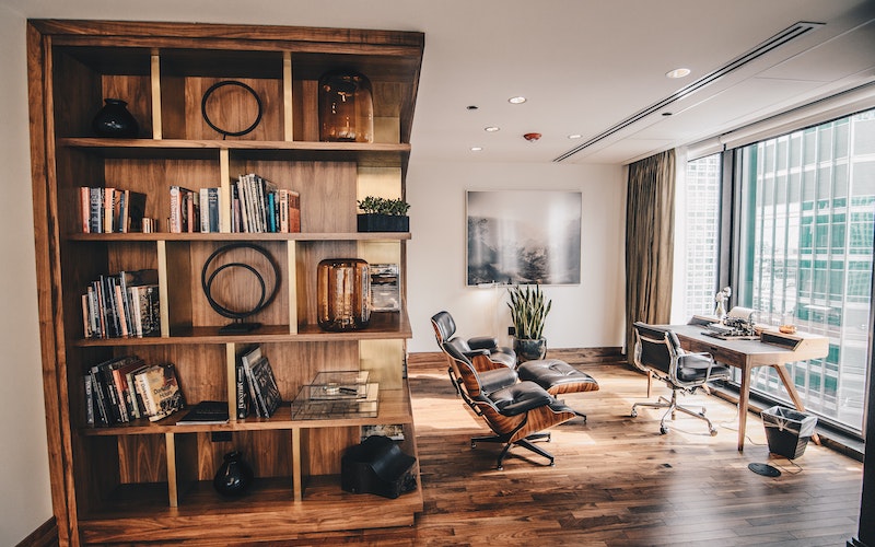 desain Kantor Minimalis dengan Aksen Kayu dengan pembatas ruang