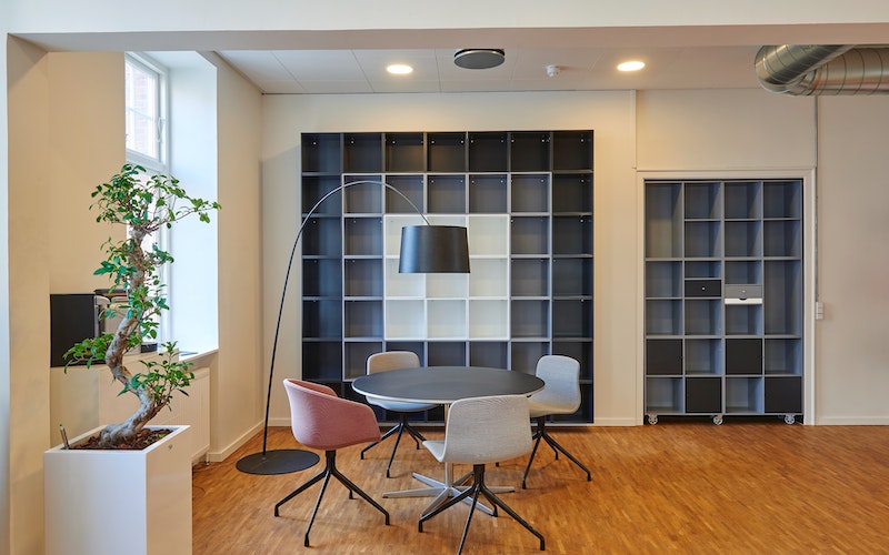 desain Kantor Minimalis dengan Rak Dinding