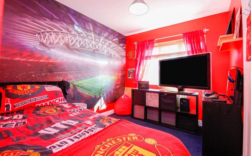kamar tidur minimalist tema klub sepak bola Manchester United