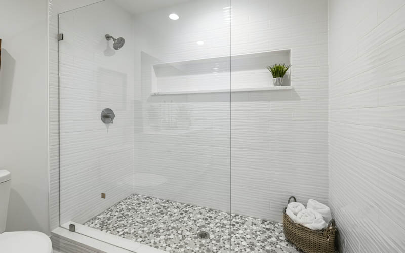 kamar mandi minimalis cat tembok putih