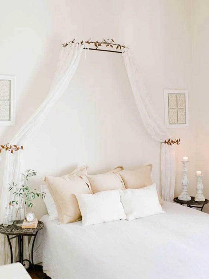 kamar pengantin Natural dengan Dekorasi Bunga dan Tirai