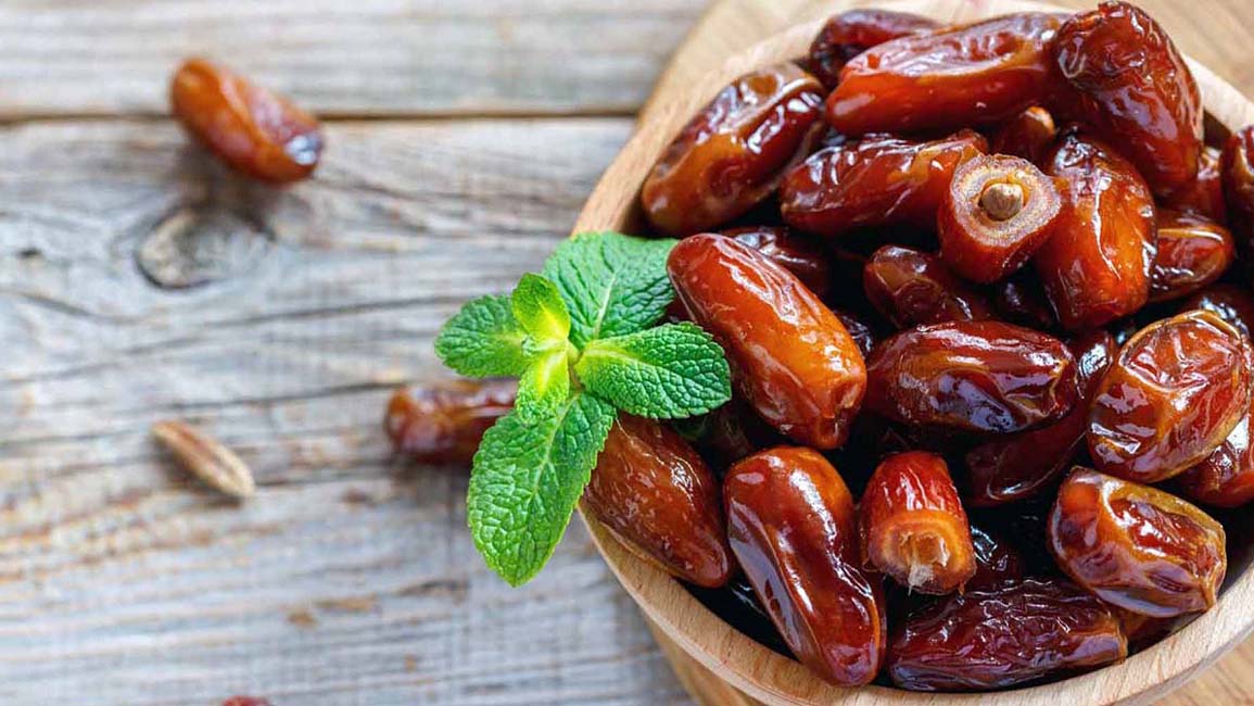 makan kurma saat buka puasa