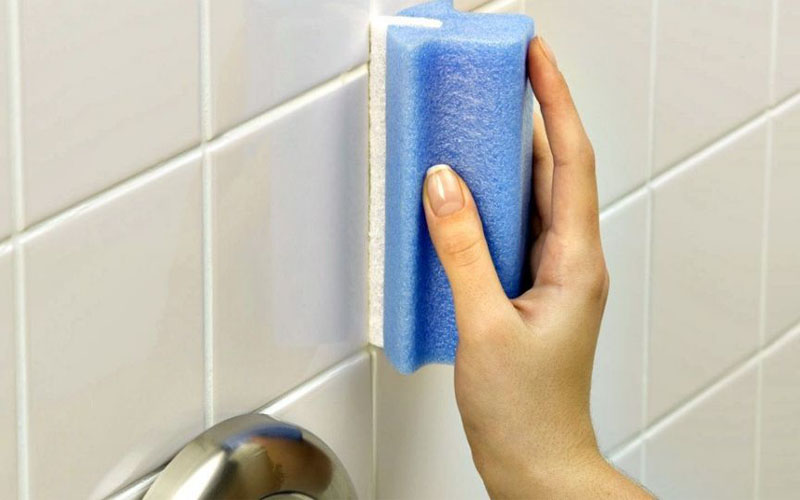 membersihkan dinding kamar mandi menyeluruh