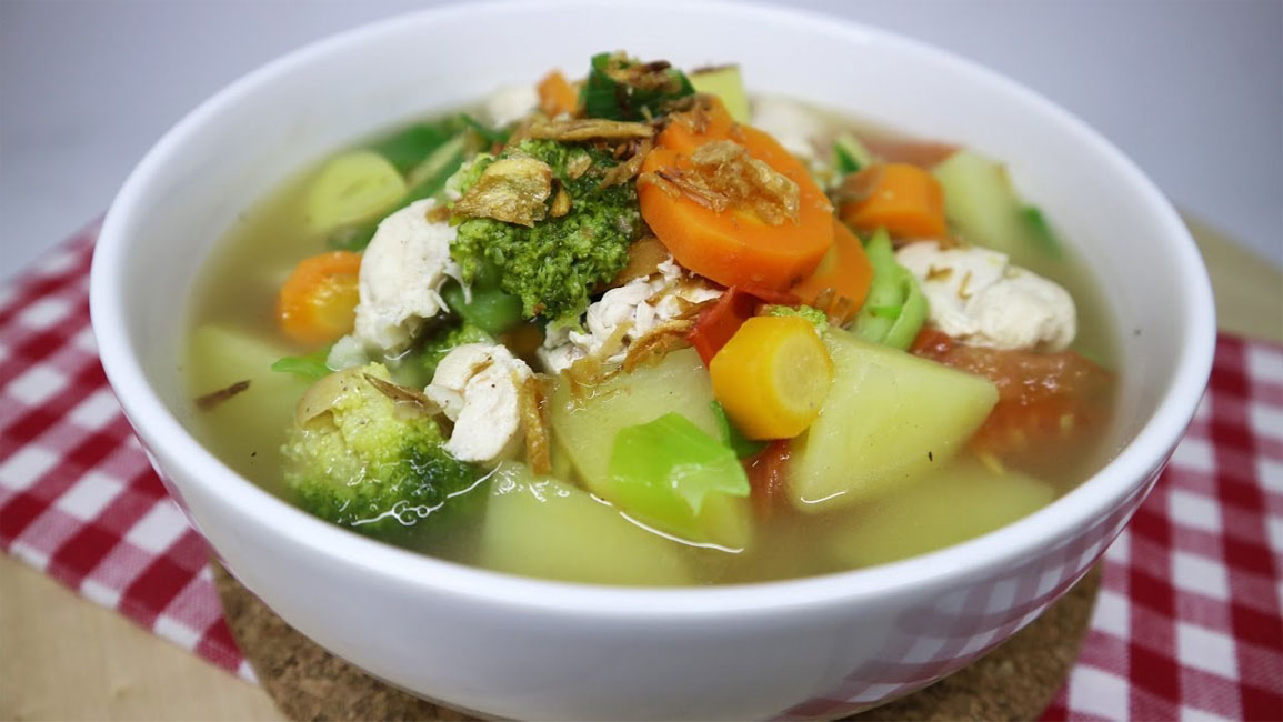 makan sop ayam biar sehat dan bernutri