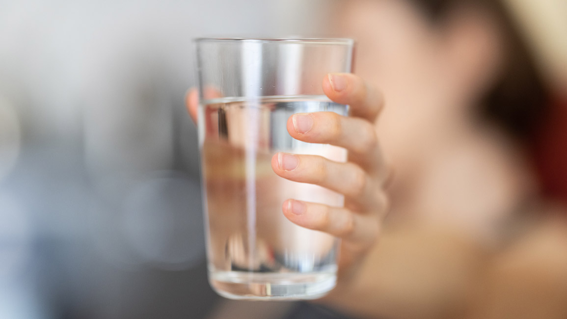 minum 5 gelas air putih saat berbukadan saur