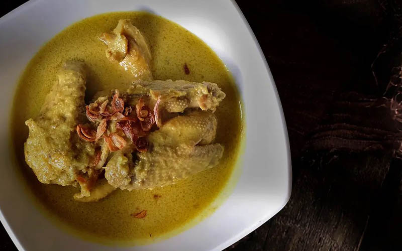 opor ayam Makanan Bulan Ramadhan