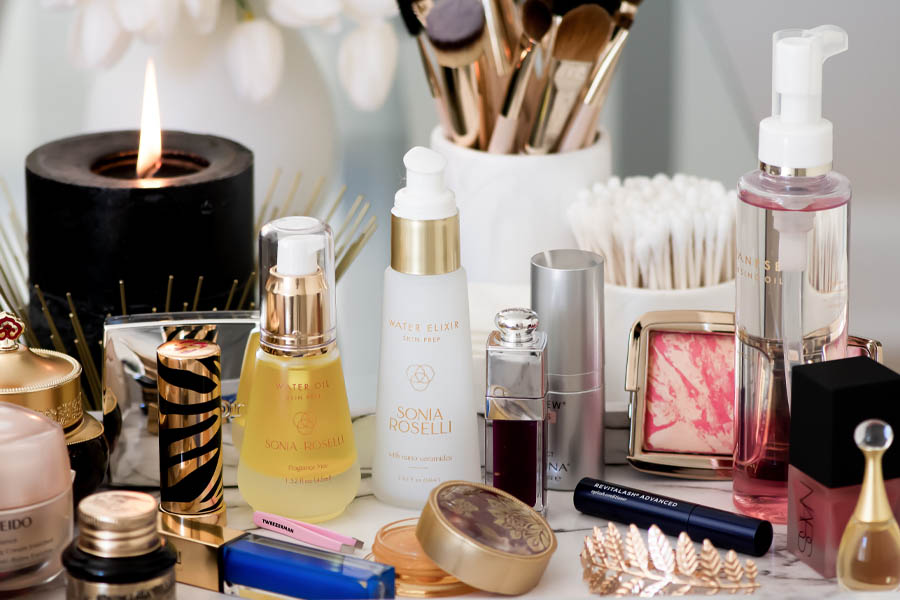 Penyimpanan Make Up untuk meja rias minimalis