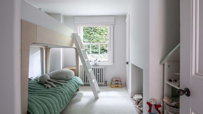 Kamar Dominasi Warna Putih
