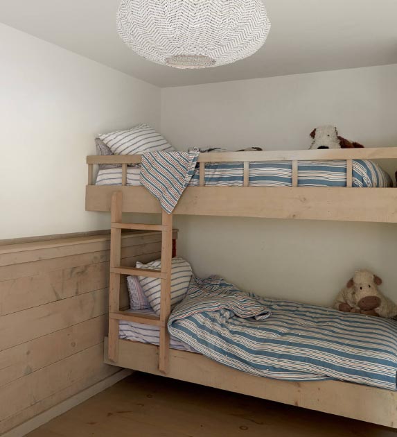 Kamar Minimalis Sederhana Aksen Kayu