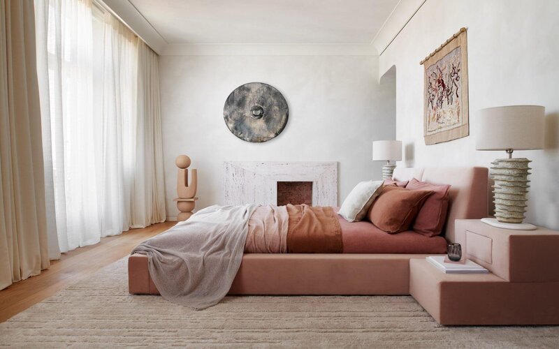 Pilih tempat tidur ukuran pendek agar kamar lebih estetik