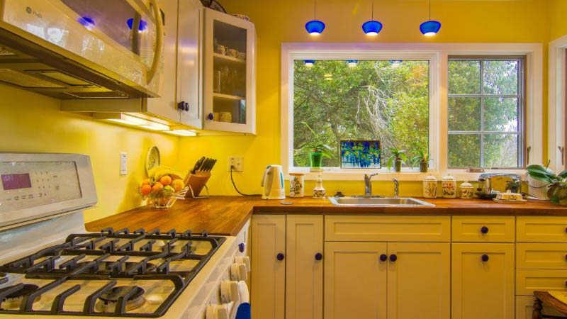 warna kuning cerah untuk dapur modern