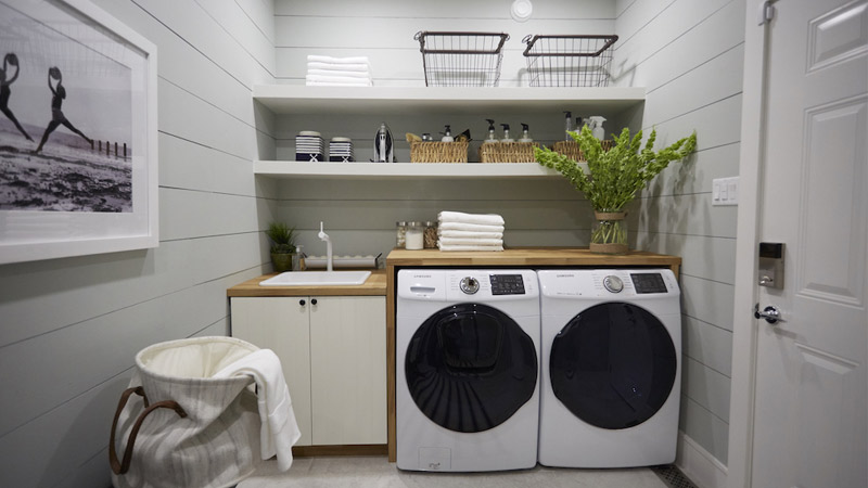Ruang Laundry Miminalis dengan Tumbuhan