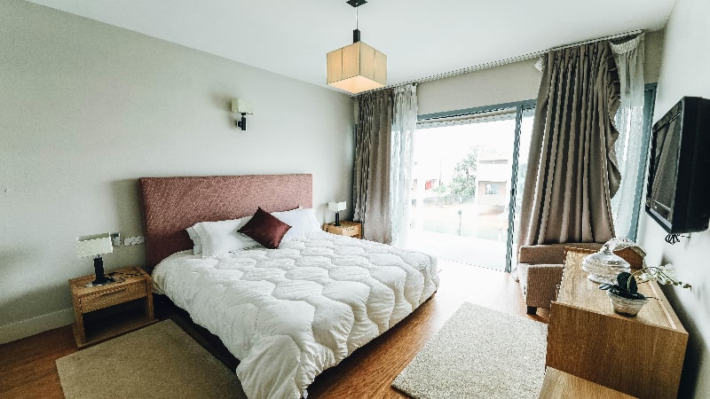 Desain Kamar Tidur Sederhana Motif Kayu Hangat