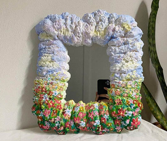 Hiasan Dinding Ruang Tamu Cermin Foam | Gambar: Woodenstreet.com 