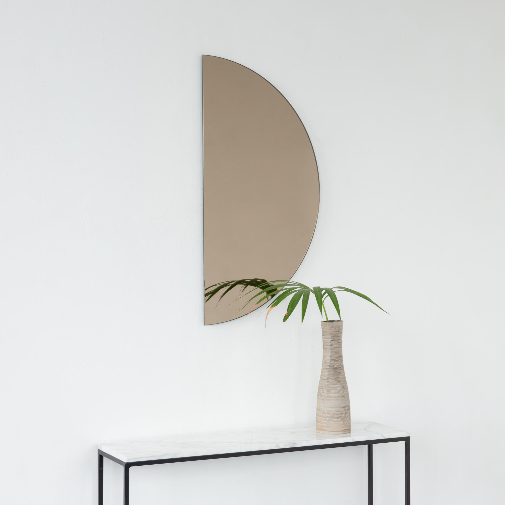 Hiasan Dinding Ruang Tamu Half Moon Mirror | Gambar: 1stdibs.com