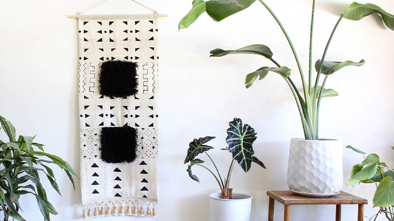 Hiasan Dinding Ruang Tamu Kain Bermotif | Gambar: Craftsy.com