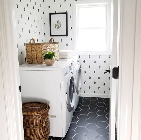 Kesan Monokrom Ruang Laundry Minimalis Sempit