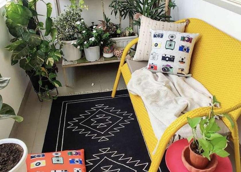 Ruang Tamu Teras Perumahan dengan Sentuhan Warna Semarak