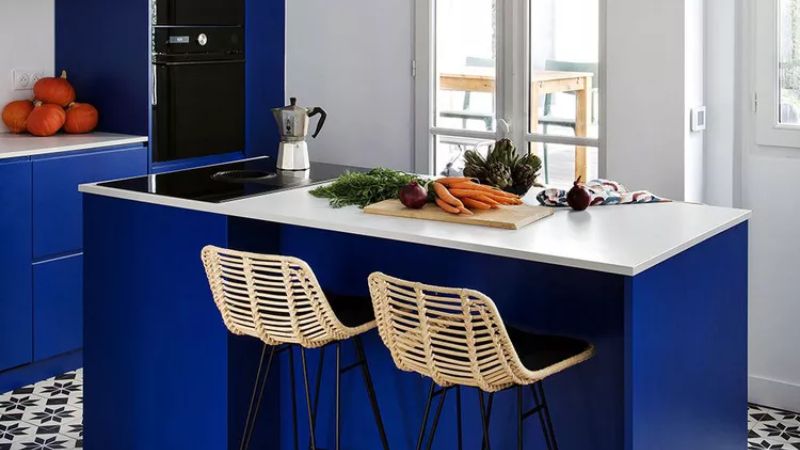 Mini Bar di Meja Island Kecil