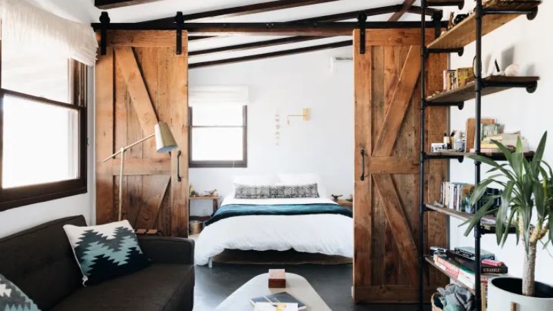 dekorasi kamar estetik dengan Rustic Barn Door Kayu Alami