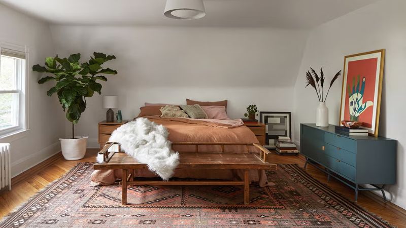 dekorasi kamar estetik dengan Focal Point Lukisan
