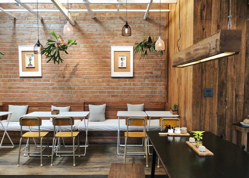 desain cafe minimalis dengan Pencahayaan Hangat