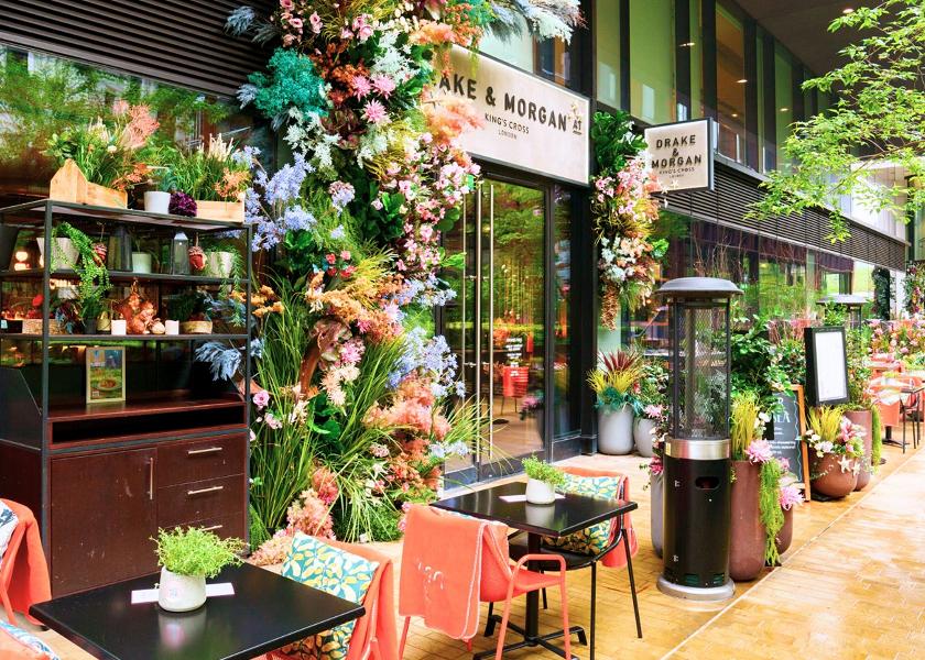 Konsep Cafe Outdoor dengan Sidewalk Dining