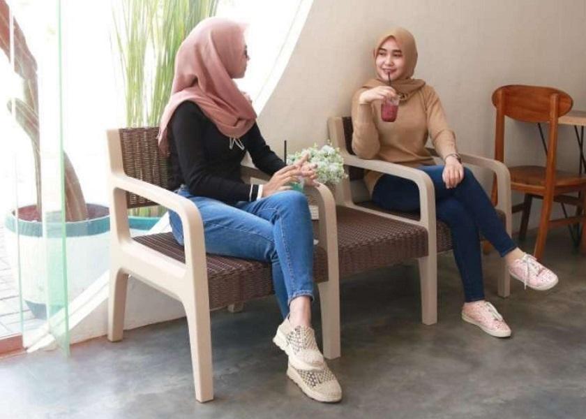 Opsi Ruang Tamu Teras Perumahan Minimalis dengan Kursi OSCR