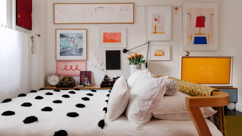 dekorasi kamar estetik dengan Artwork Colorful