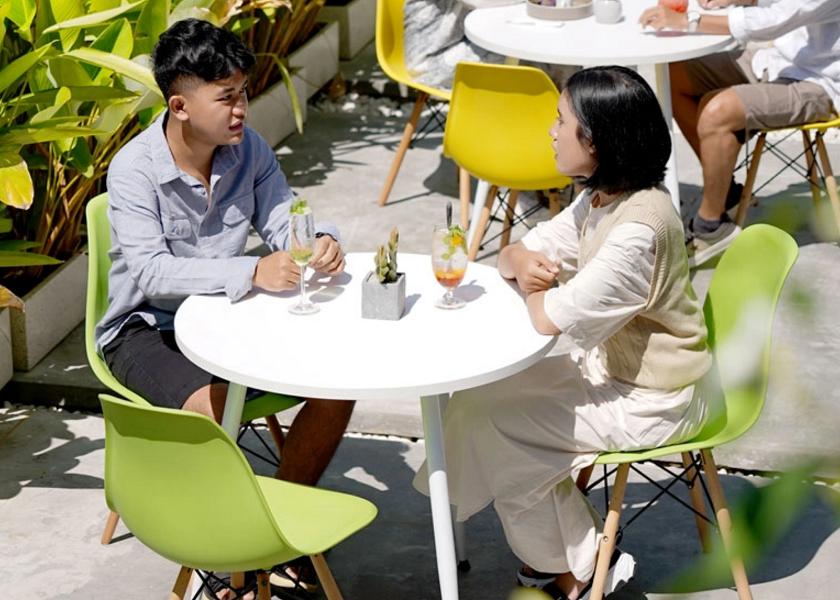 desain cafe minimalis dengan Elemen Kesegaran Alami