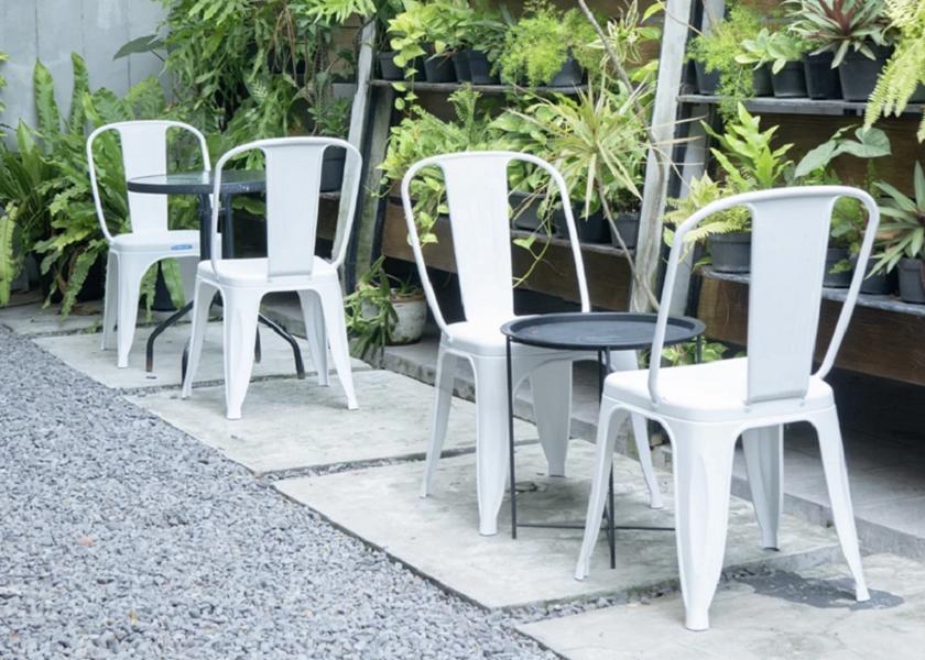 Cafe Minimalis dengan Iron Chair Olymplast