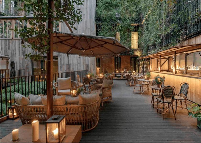 Konsep cafe outdoor dengan Patio Outdoor