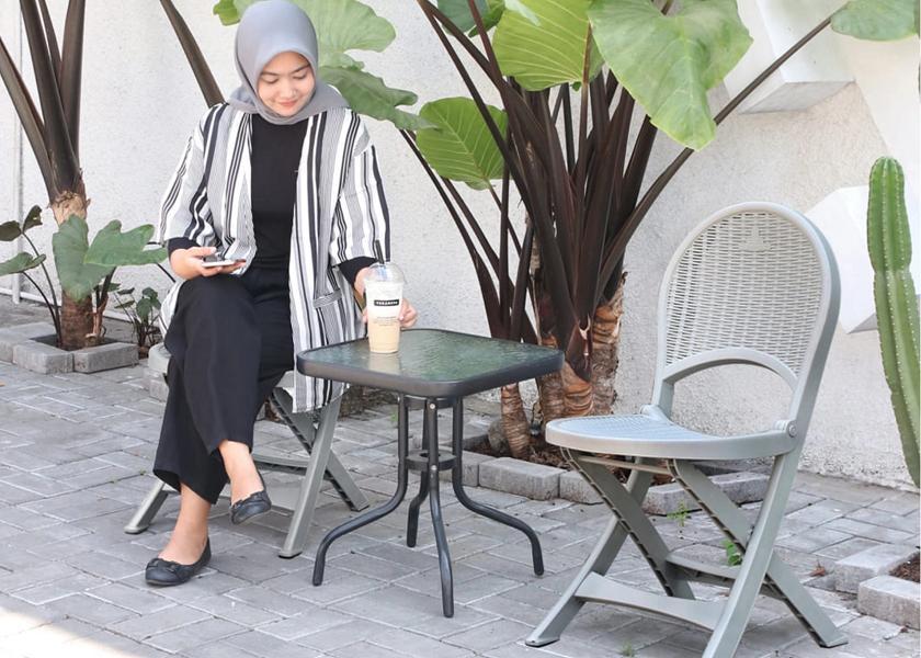 Kursi Lipat OFC yang Praktis dengan Beragam Pilihan Warna untuk Cafe-mu