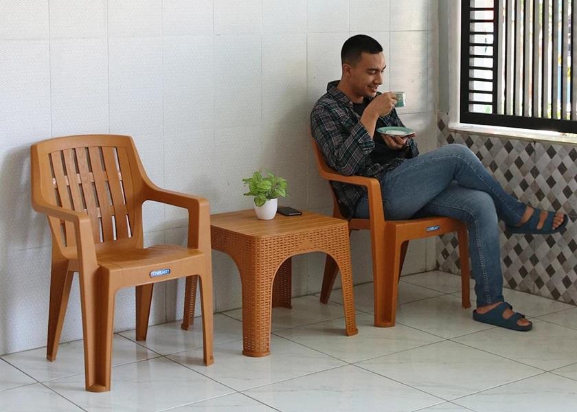 Ruang Tamu Teras Perumahan Santai dengan Kursi OL 507