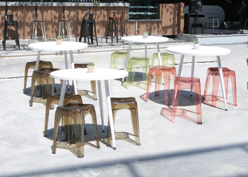 Cafe dengan Crystal Stool yang Estetik