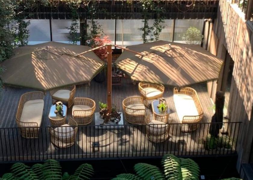 konsep cafe outdoor di Taman Belakang